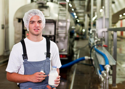 Apprenti tenant une bouteille de lait Apprenti tenant une bouteille de lait